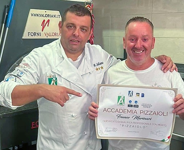 Foto: Franco Marinari mit dem zertifikat der Accedmia Pizzaioli nach erfolgreicher Prüfung